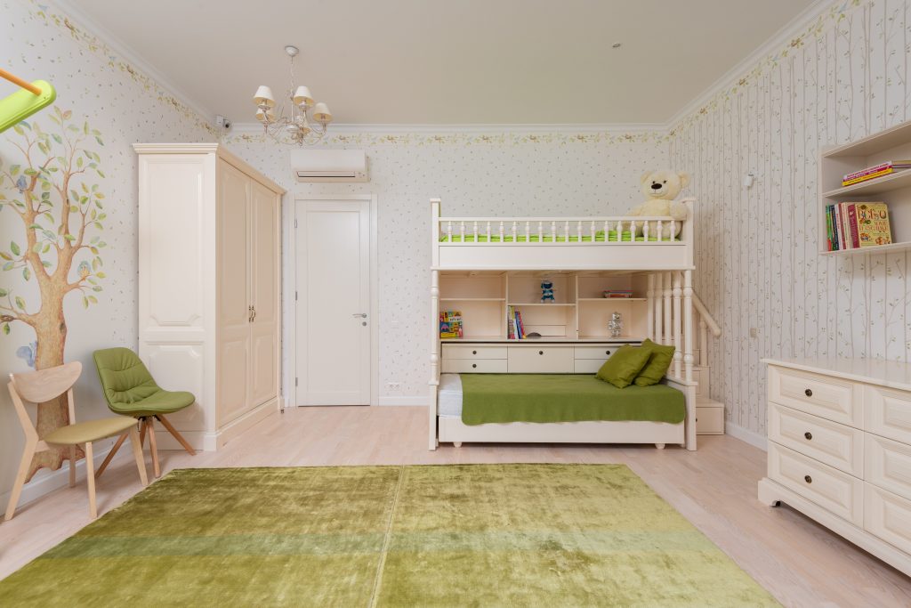 Quel type de lits conviennent à une chambre colorée ?