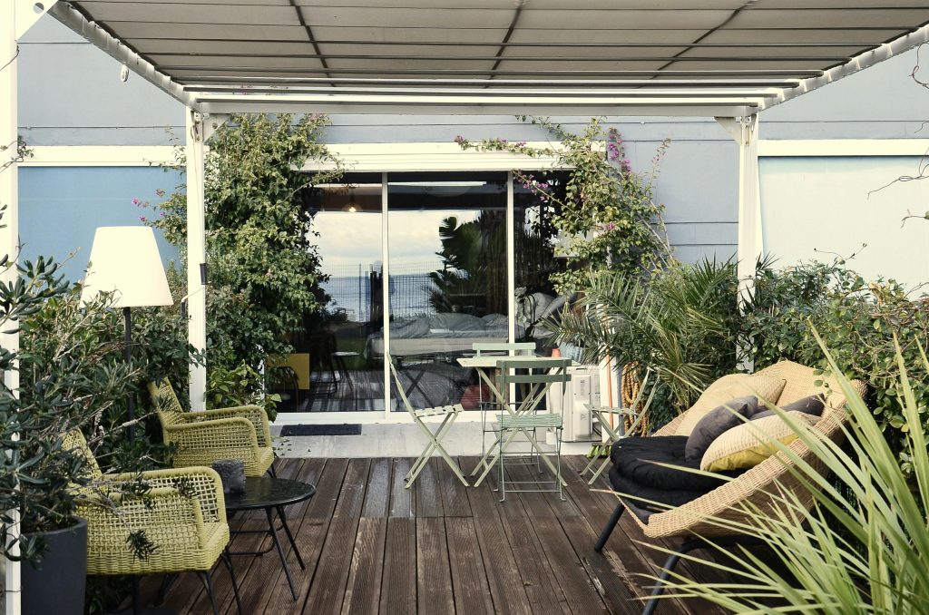 Comment aménager un coin repas en plein air avec un salon de jardin ?