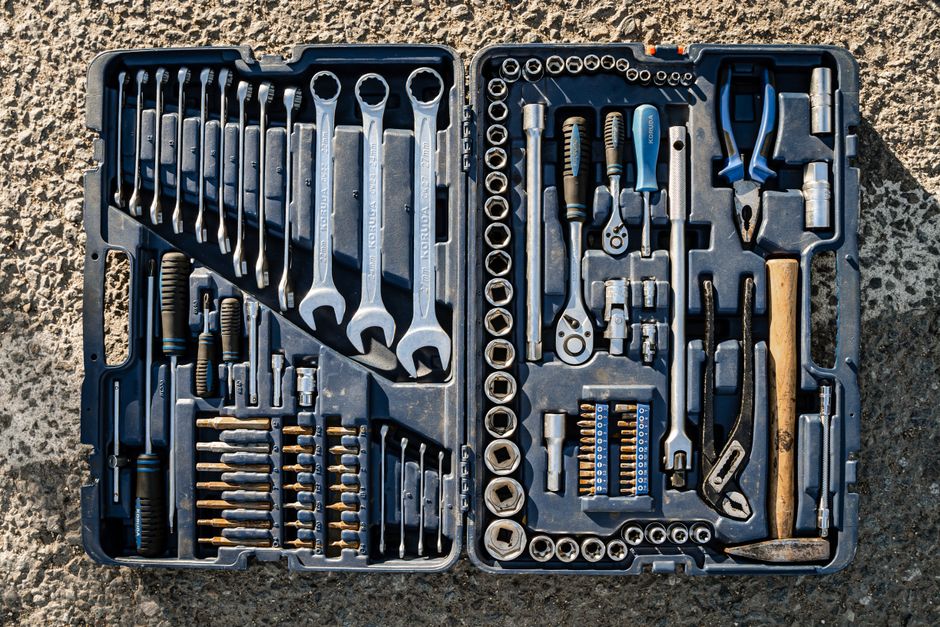Boîte à outils ouverte avec un jeu de clés et tournevis pour le bricolage