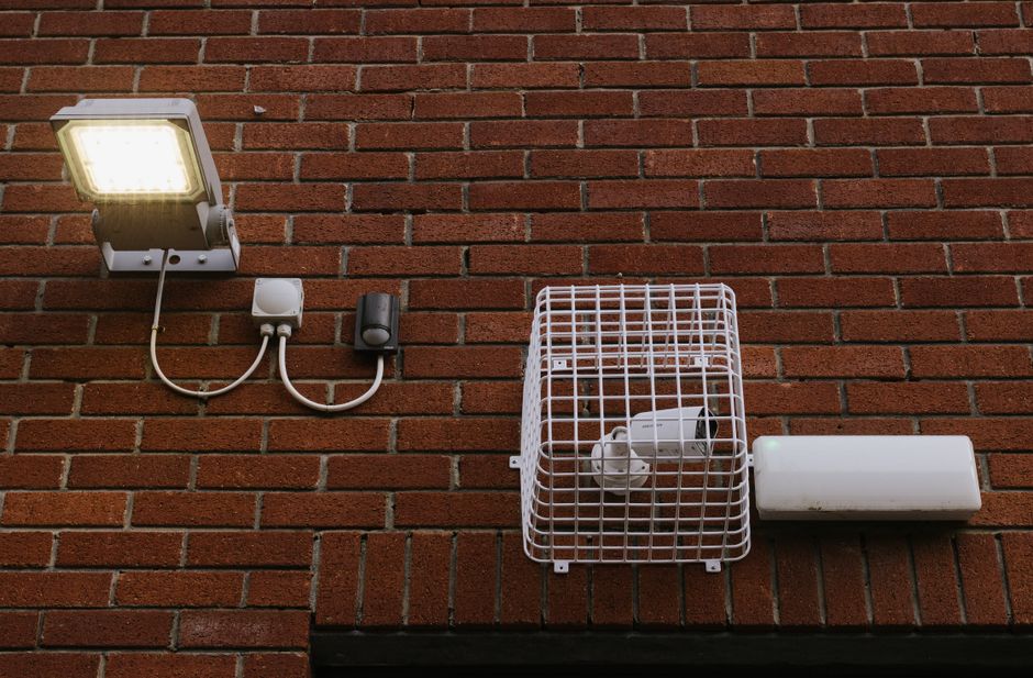 Capteur de sécurité fixé sur un mur extérieur