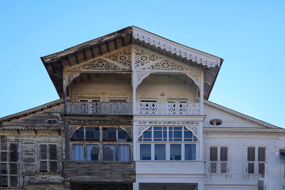 Façade de maison en bois moitié ancienne moitié rénovée, illustrant un chantier en cours