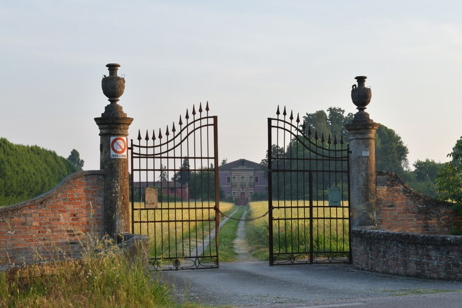 Portail à deux vantaux battants en fer forgé, type de portail concerné par les motorisations a bras ou verins