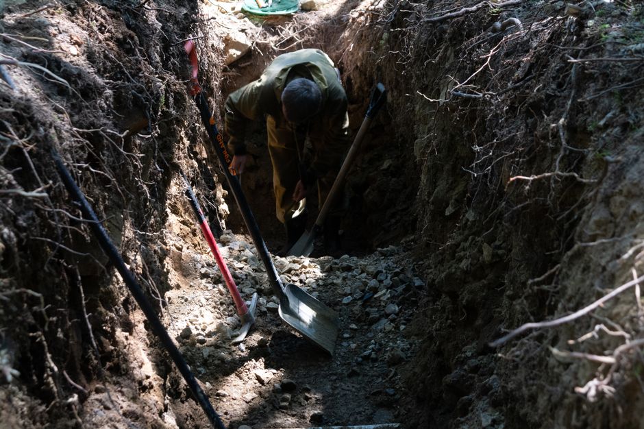 Tranchée creusée dans un jardin pour des travaux d'installation enterrée