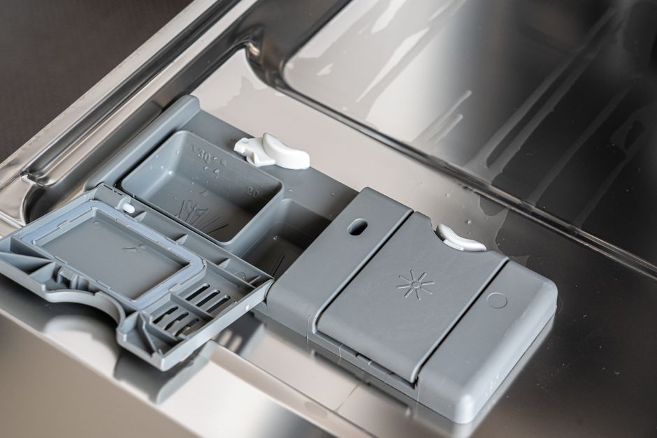 Bac à produit d'un lave-vaisselle en inox, vu de près