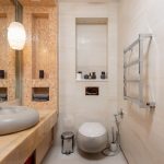Intérieur d'une petite salle de bain moderne avec WC suspendu et lavabo