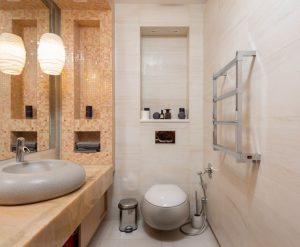Intérieur d'une petite salle de bain moderne avec WC suspendu et lavabo