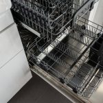 Lave-vaisselle ouvert et vide dans une cuisine