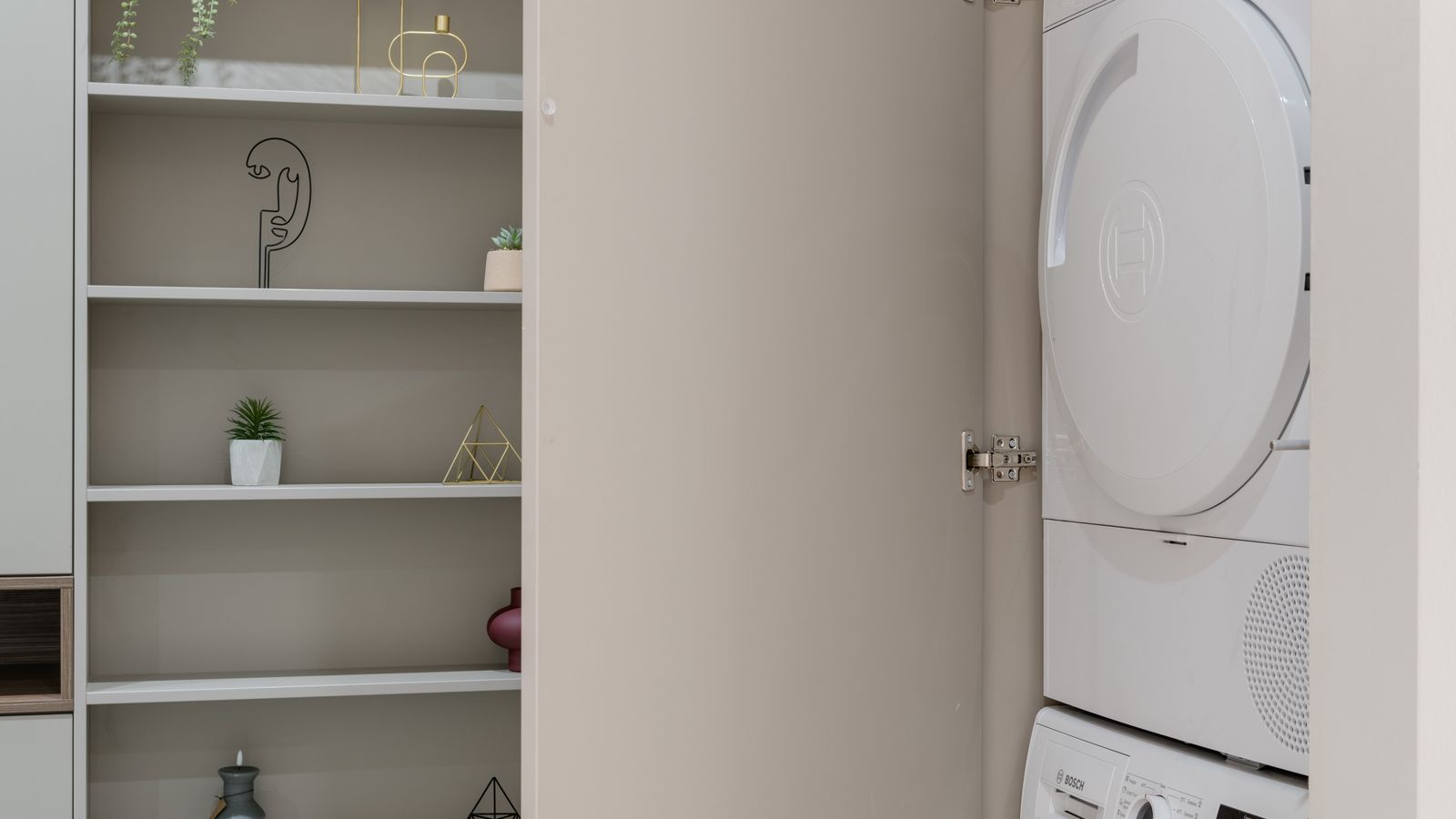 Lave-linge et sèche-linge encastrés dans un caisson sur mesure