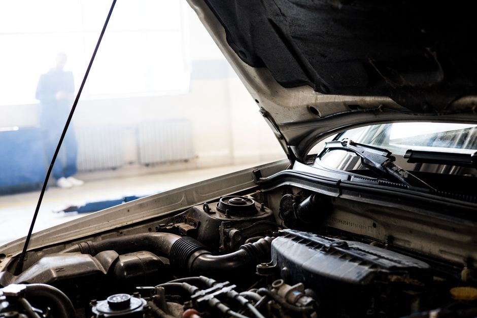 Moteur de voiture sous un capot ouvert dans un garage