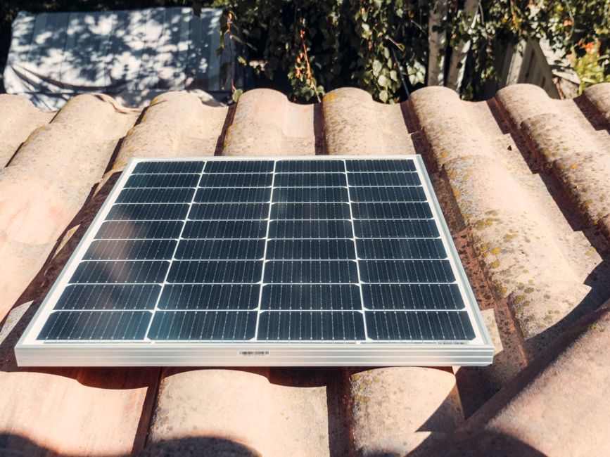 Panneau solaire installe sur une toiture en tuiles, illustrant le principe de captation de lumiere