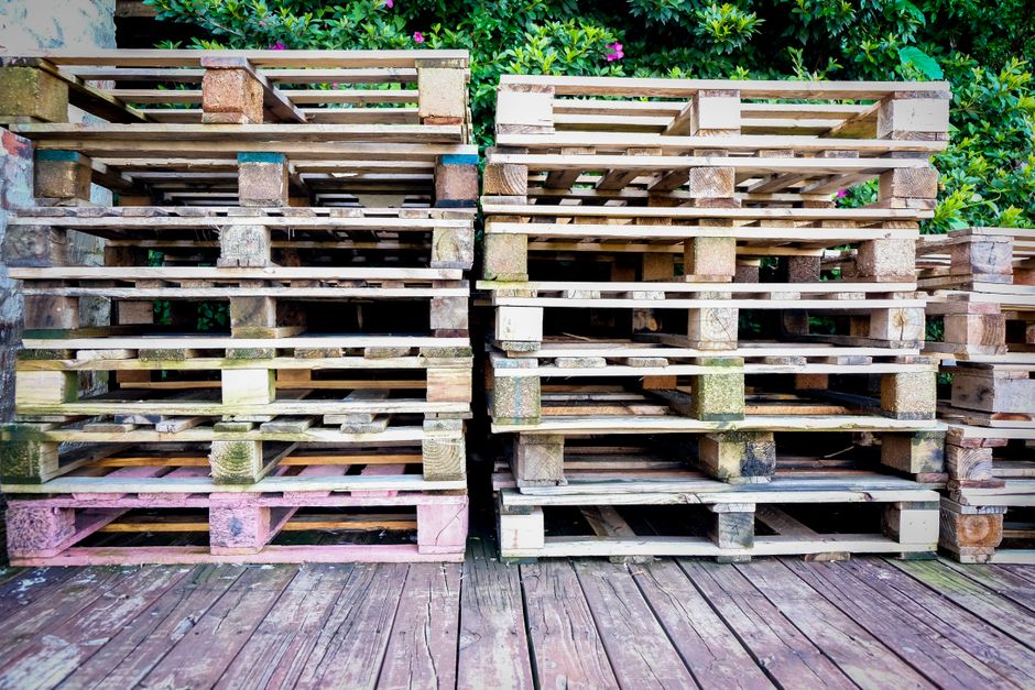 Pile de palettes en bois prêtes à être réutilisées