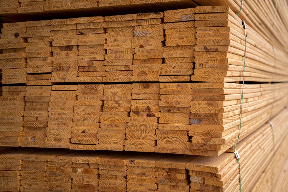 Pile de planches de bois résineux en scierie