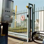 Portail coulissant métallique sur son rail avec interphone