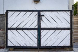 Portail à deux vantaux battants en bois et métal, fermé