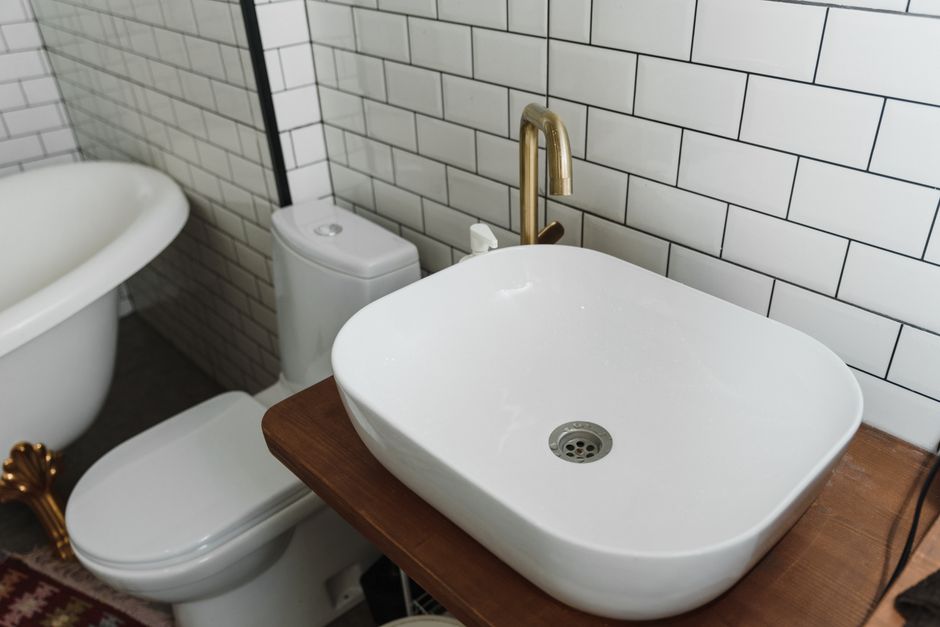 Salle de bains avec WC, lavabo vasque et baignoire