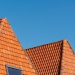 Toits en tuiles rouges sous un ciel bleu