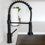 Évier en inox avec robinet noir à douchette
