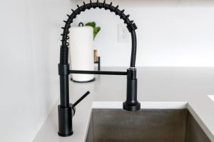Évier en inox avec robinet noir à douchette