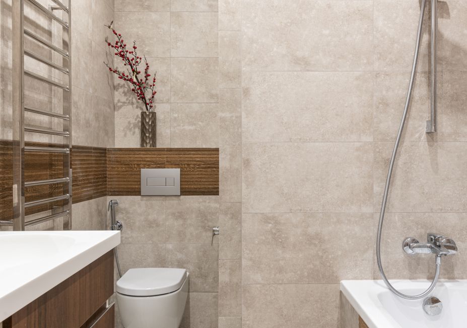 WC suspendu blanc dans une salle de bains carrelée